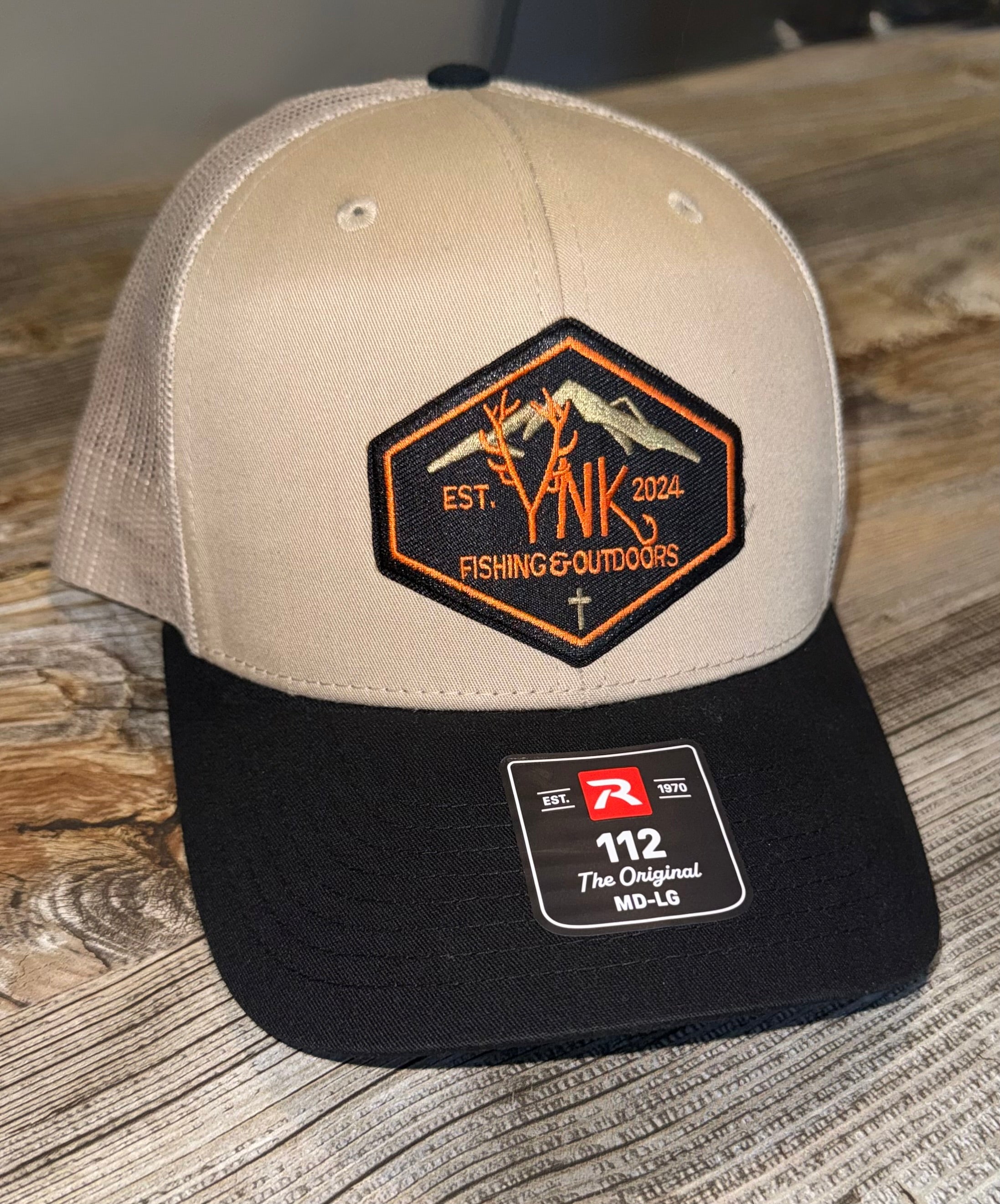 Snap back hat Beige/black
